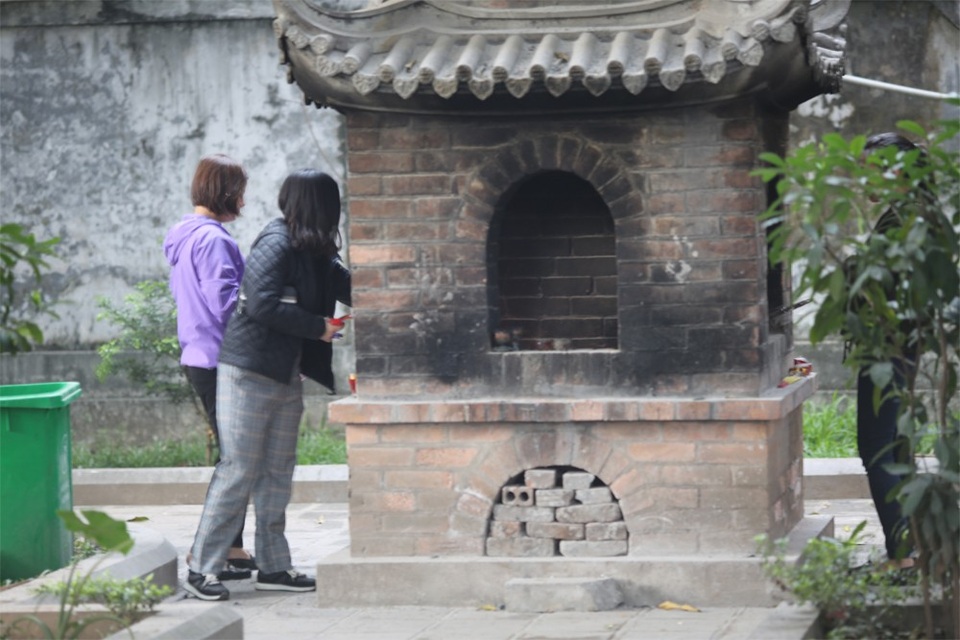 Hà Nội: Gần Rằm tháng Giêng, người dân tấp nập đốt vàng mã tại đền, chùa - 2 Tại Đền Quán Thánh người dân vẫn thực hiện việc đốt vàng mã.