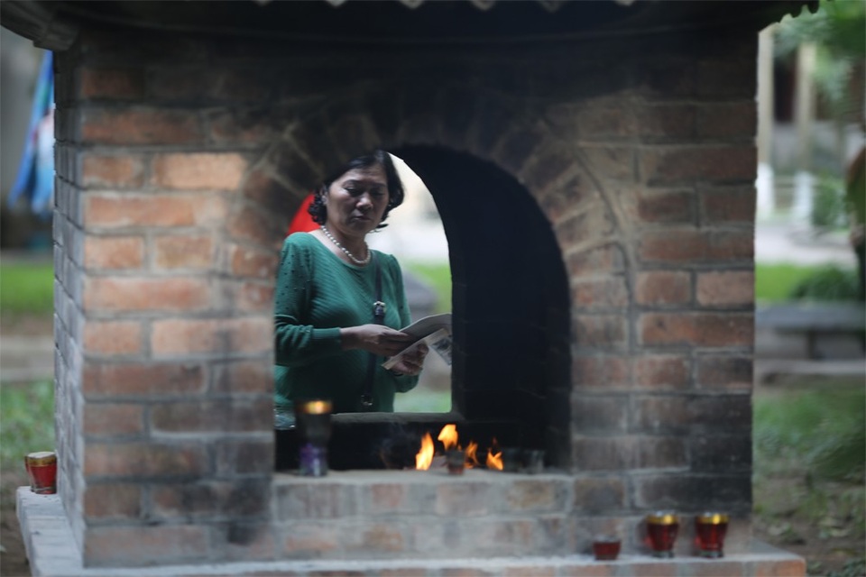 Hà Nội: Gần Rằm tháng Giêng, người dân tấp nập đốt vàng mã tại đền, chùa - 1 Hà Nội: Gần Rằm tháng Giêng, người dân tấp nập đốt vàng mã tại đền, chùa - 1