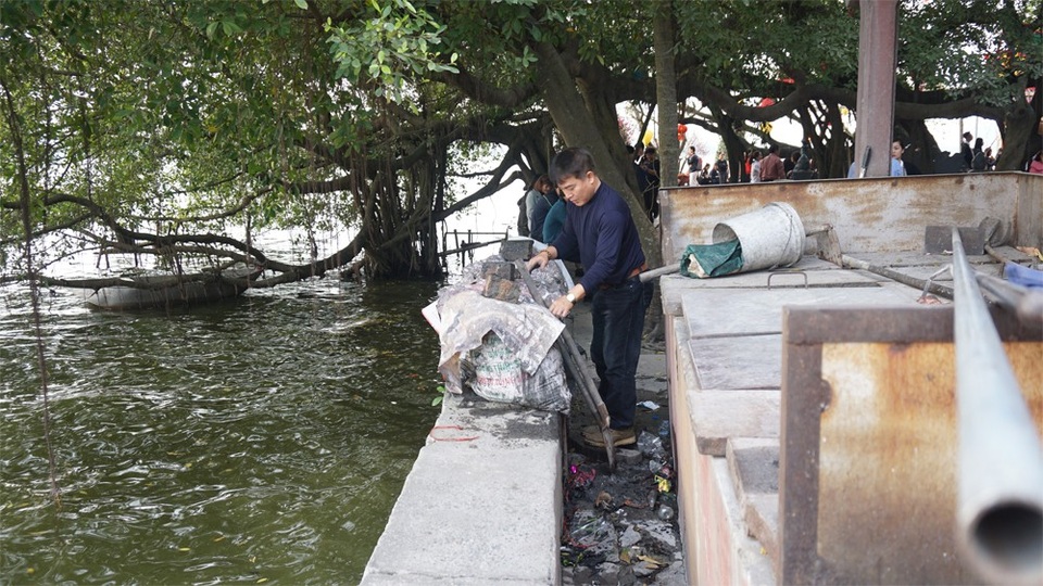 Hà Nội: Gần Rằm tháng Giêng, người dân tấp nập đốt vàng mã tại đền, chùa - 12 Người đàn ông này cho biết, những ngày qua, ở Phủ Tây Hồ trung bình mỗi ngày có khoảng 10 bao tro ướt từ việc đốt vàng mã được chuyển đi nơi khác.