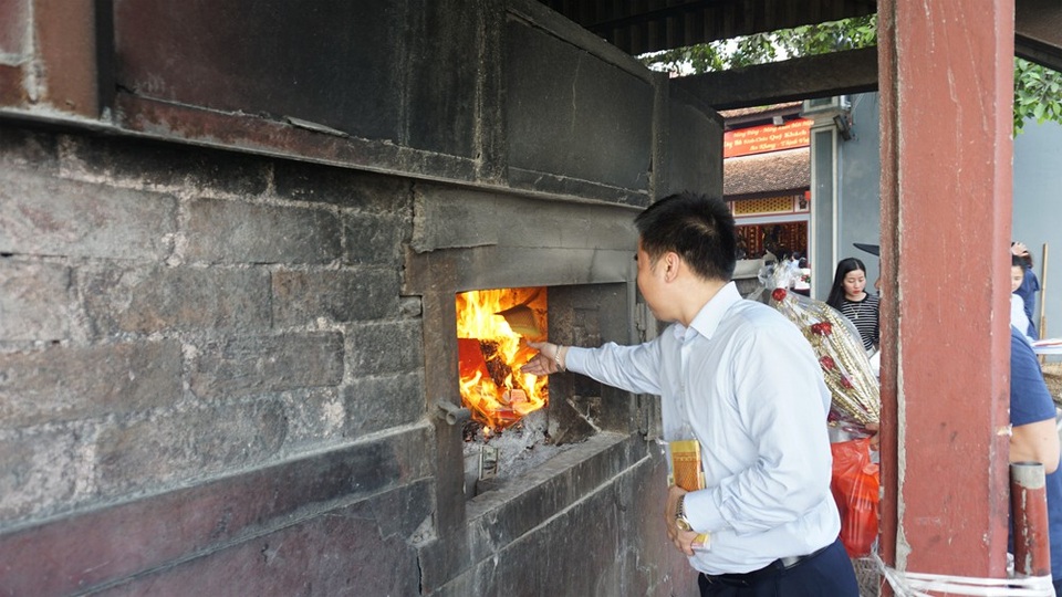 Hà Nội: Gần Rằm tháng Giêng, người dân tấp nập đốt vàng mã tại đền, chùa - 10 Khu vực đốt vàng mã ở Phủ Tây Hồ luôn trong tình trạng đỏ rực lửa.