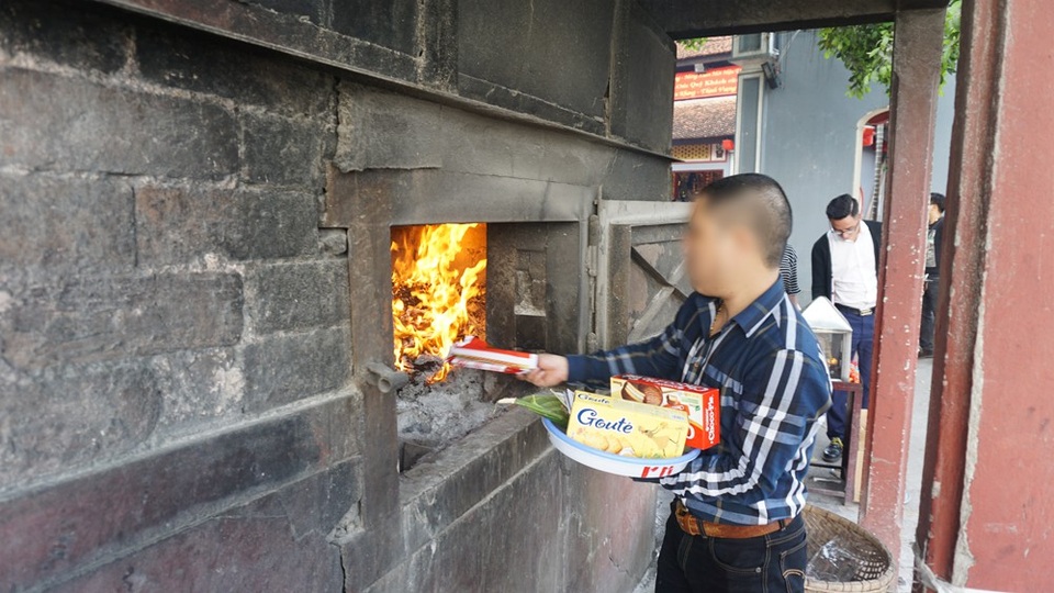 Hà Nội: Gần Rằm tháng Giêng, người dân tấp nập đốt vàng mã tại đền, chùa - 8 Hà Nội: Gần Rằm tháng Giêng, người dân tấp nập đốt vàng mã tại đền, chùa - 8