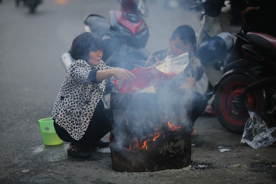 Hà Nội: Gần Rằm tháng Giêng, người dân tấp nập đốt vàng mã tại đền, chùa - 13 Ngoài ra, người dân cũng thực hiện đốt vàng mã tại khu vực nhà riêng của mình nhân ngày Rằm tháng Giêng đến gần.
