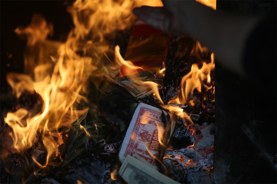 Hà Nội: Gần Rằm tháng Giêng, người dân tấp nập đốt vàng mã tại đền, chùa - 11 Hà Nội: Gần Rằm tháng Giêng, người dân tấp nập đốt vàng mã tại đền, chùa - 11