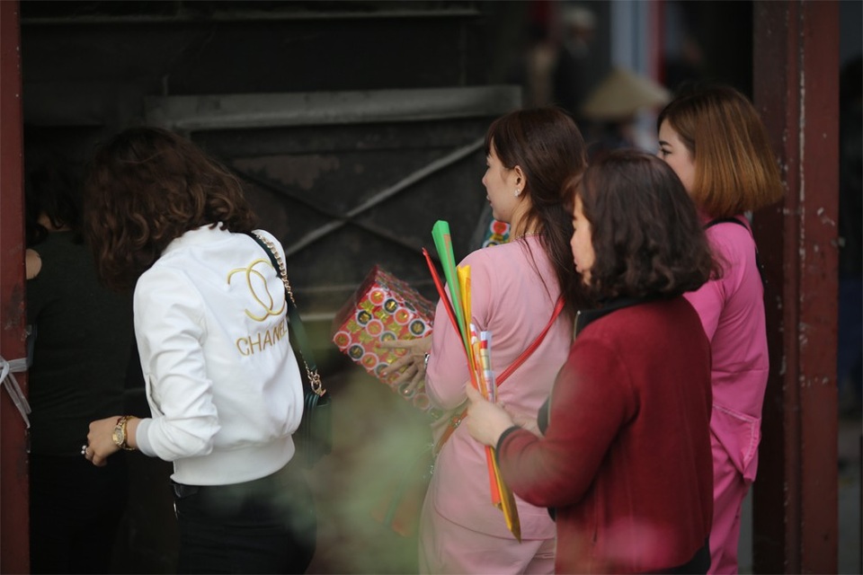 Hà Nội: Gần Rằm tháng Giêng, người dân tấp nập đốt vàng mã tại đền, chùa - 9 Hà Nội: Gần Rằm tháng Giêng, người dân tấp nập đốt vàng mã tại đền, chùa - 9