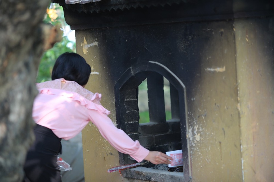 Hà Nội: Gần Rằm tháng Giêng, người dân tấp nập đốt vàng mã tại đền, chùa - 6 Hà Nội: Gần Rằm tháng Giêng, người dân tấp nập đốt vàng mã tại đền, chùa - 6