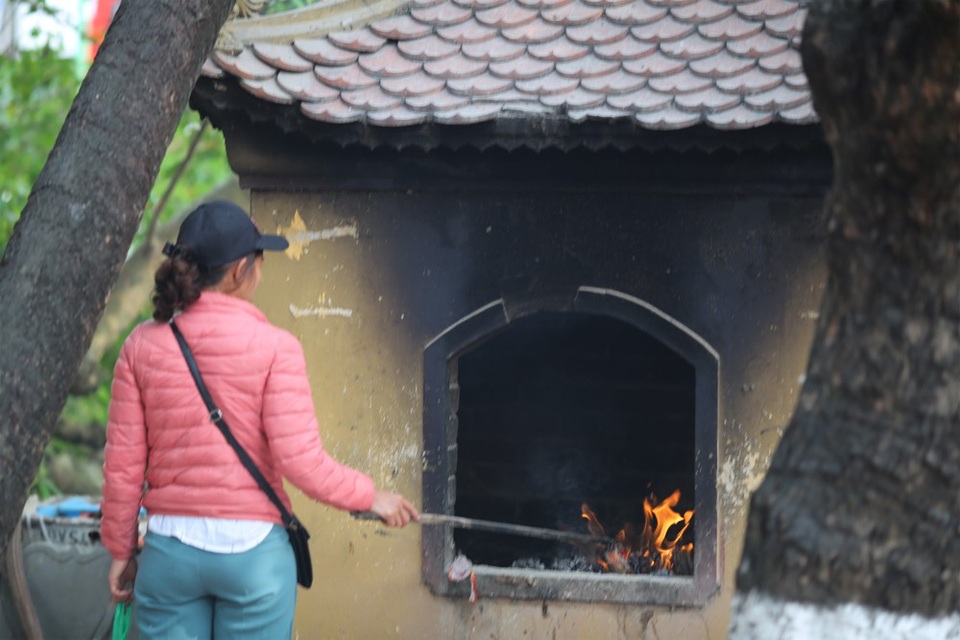 Hà Nội: Gần Rằm tháng Giêng, người dân tấp nập đốt vàng mã tại đền, chùa - 5 Hà Nội: Gần Rằm tháng Giêng, người dân tấp nập đốt vàng mã tại đền, chùa - 5