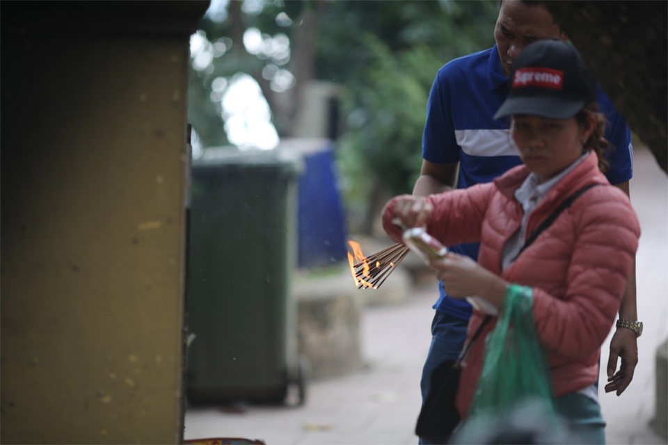 Hà Nội: Gần Rằm tháng Giêng, người dân tấp nập đốt vàng mã tại đền, chùa - 4 Hà Nội: Gần Rằm tháng Giêng, người dân tấp nập đốt vàng mã tại đền, chùa - 4