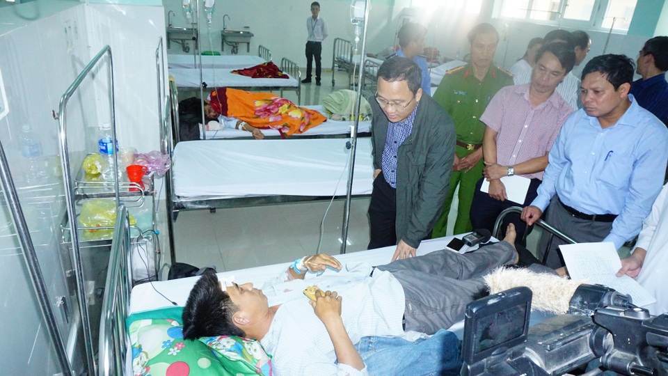 Vụ tai nạn trên đèo Lò Xo: Nguyên nhân có thể do xe dồn số rồi lao xuống vực... - 1 Ông Khuất Việt Hùng và đoàn công tác tỉnh Kon Tum đã đến từng giường bệnh nơi các nạn nhân đang được chữa trị để thăm hỏi, động viên.