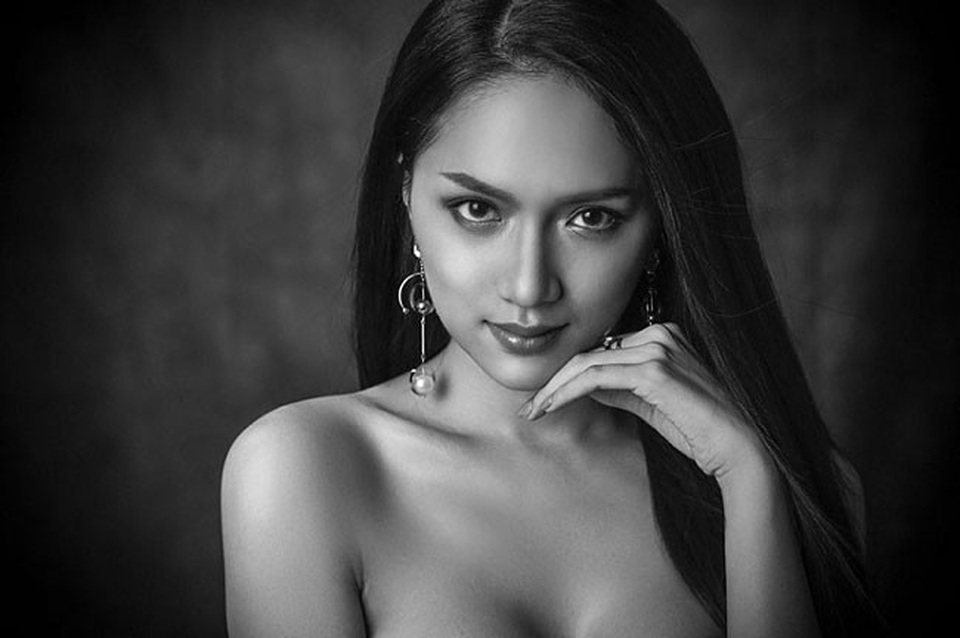 Hương Giang khoe thần thái nổi bật cùng dàn thí sinh Hoa hậu Chuyển giới - 1 Hương Giang với thần thái nổi bật với beauty shoot trắng đen.