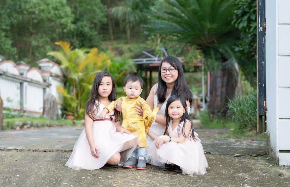 Cô giáo trẻ đánh cược tính mạng mang thai hộ cho chị - 3 Huỳnh Thị Sang cảm thấy hạnh phúc khi được ở bên 2 con gái và Kem (Ảnh NVCC)