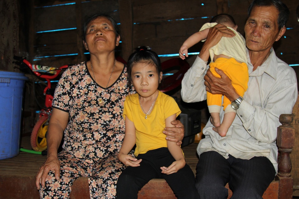 “Con ước mình không bệnh để bố mẹ không bỏ đi ! ” - 1 6 năm qua, vợ chồng bà Thơi trở thành những người cha, người mẹ bất đắc dĩ của Trúc