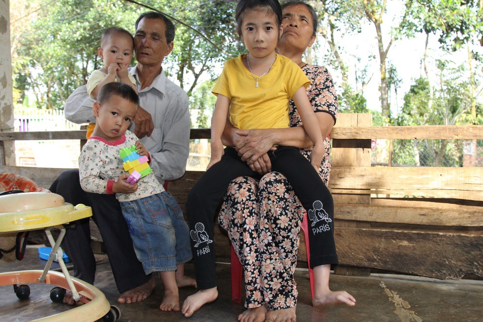 “Con ước mình không bệnh để bố mẹ không bỏ đi ! ” - 5 Cuộc sống khó khăn nên gia đình không thể tiếp tục đưa Trúc đi điều trị