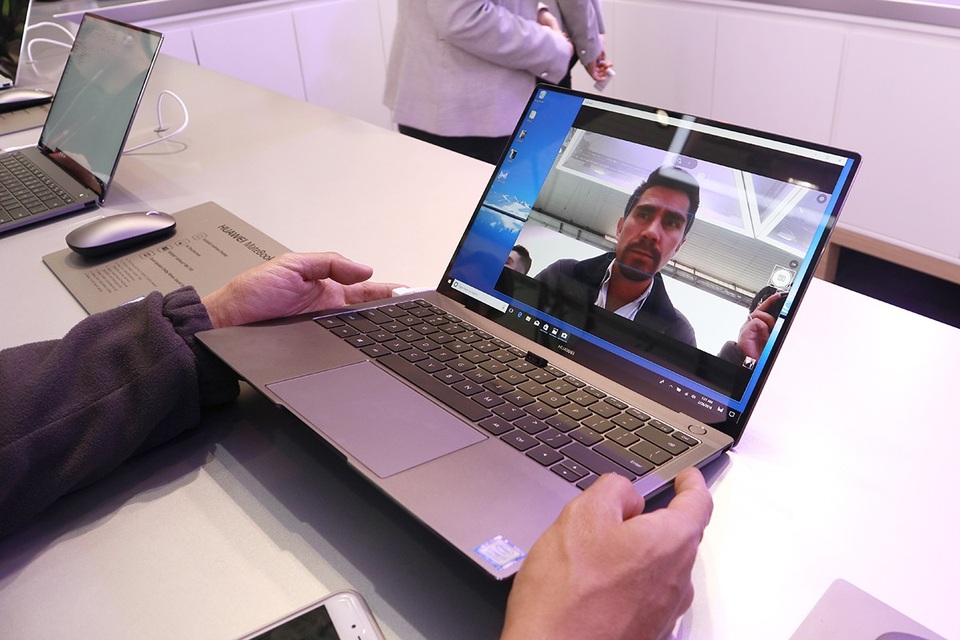 Cận cảnh laptop có camera ẩn rất độc đáo Huawei Matebook X Pro - 3 Điểm làm nên được sự đột phá trên đó là khi Huawei dời camera webcam của máy về bên dưới bàn phím, nằm giữa hai phím F6 và F7.