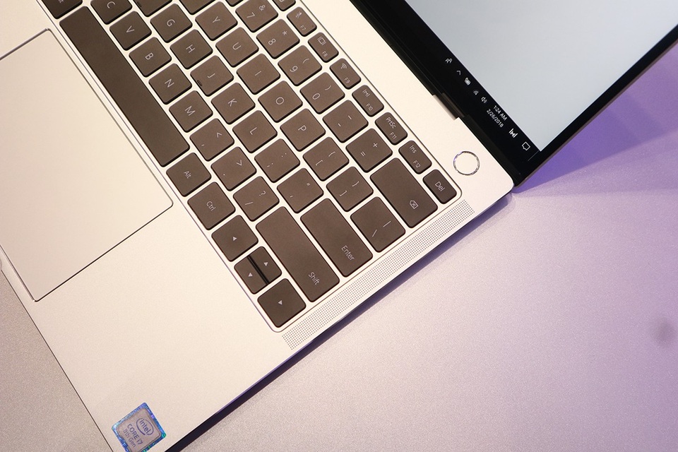 Cận cảnh laptop có camera ẩn rất độc đáo Huawei Matebook X Pro - 7 Ngoài ra, máy có nguồn pin 57,4 Wh và trang bị sạc nhanh, có khả năng sạc trong 30 phút sử dụng được 6 tiếng.