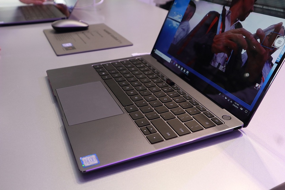 Cận cảnh laptop có camera ẩn rất độc đáo Huawei Matebook X Pro - 6 Hãng cũng trang bị cho máy cấu hình khá mạnh với vi xử lý Intel Core i7-8550U hoặc i5 8250 U thế hệ thứ 8, RAM tùy chọn 8 GB hoặc 16 GB LPDDR3, card đồ họa Nvidia GeForce MX150 và bộ nhớ tùy chọn 256 GB và 512 GB.