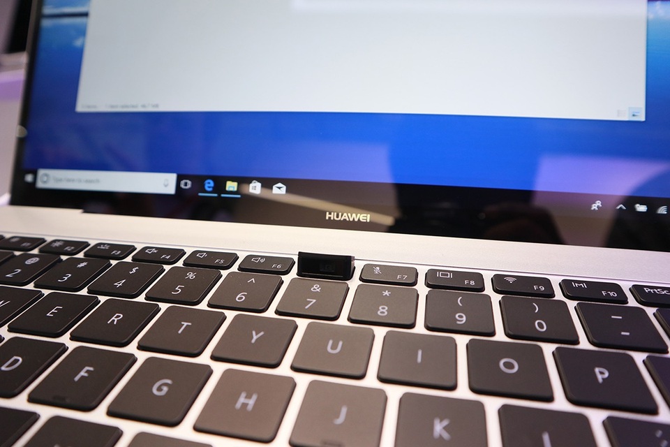Cận cảnh laptop có camera ẩn rất độc đáo Huawei Matebook X Pro - 4 Vị trí camera này có thể bật lên hoặc gập xuống dễ dàng với 1 thao tác nhấn nút. Thiết kế này không những tiện lợi mà còn đảm bảo bí mật cho người dùng khi không sử dụng có thể gập lại để che đi quyền riêng tư, tránh sự dòm ngó của hacker.
