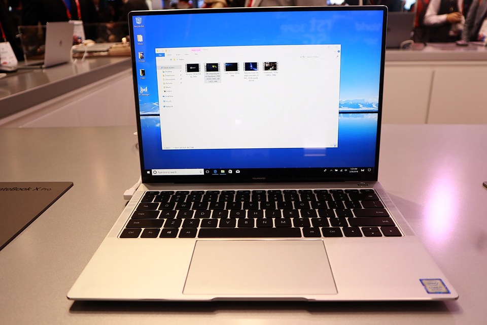 Cận cảnh laptop có camera ẩn rất độc đáo Huawei Matebook X Pro - 2
Điểm ấn tượng của X Pro năm nay đó là màn hình FullView với tỉ lệ hiển thị chiếm đến 91%. Màn hình này có kích thước 13,9 inch, độ phân giải 3000x2000 pixel, hỗ trợ cảm ứng đa điểm.