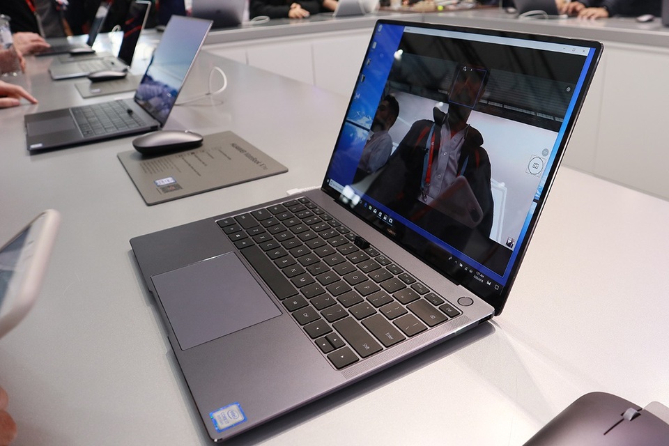 Cận cảnh laptop có camera ẩn rất độc đáo Huawei Matebook X Pro - 1 Matebook X Pro là một mẫu máy tính xách tay mới của Huawei, nằm trong dòng sản phẩm Matebook cao cấp của hãng.