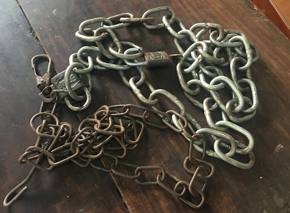 Triệu tập người chú xích cổ cháu bé lớp 5 - 4
Dây xích gia đình dùng để xích cháu N.