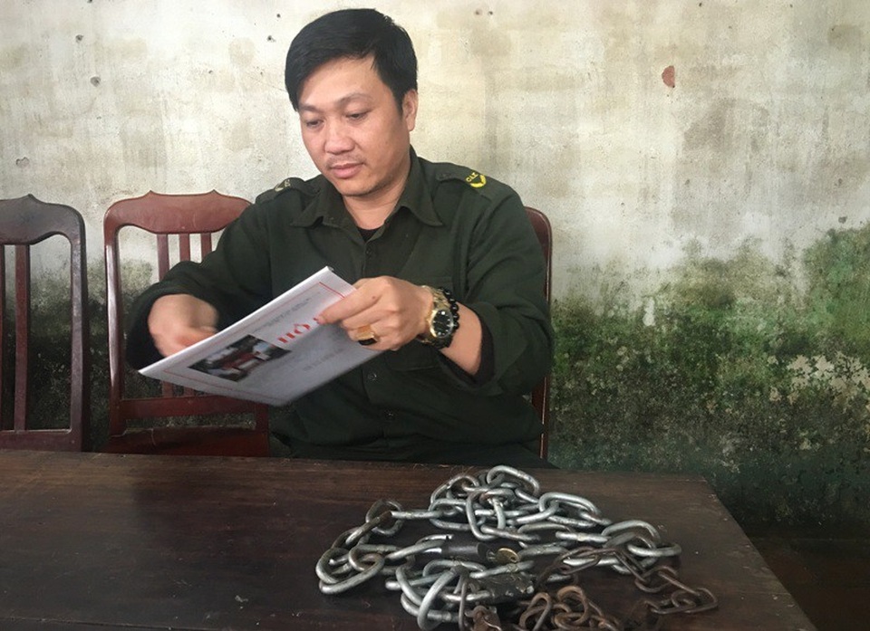 Triệu tập người chú xích cổ cháu bé lớp 5 - 5
Ông Nguyễn Văn Trung, Trưởng Công an xã Khuyến Nông trao đổi với PV Dân trí về vụ việc.