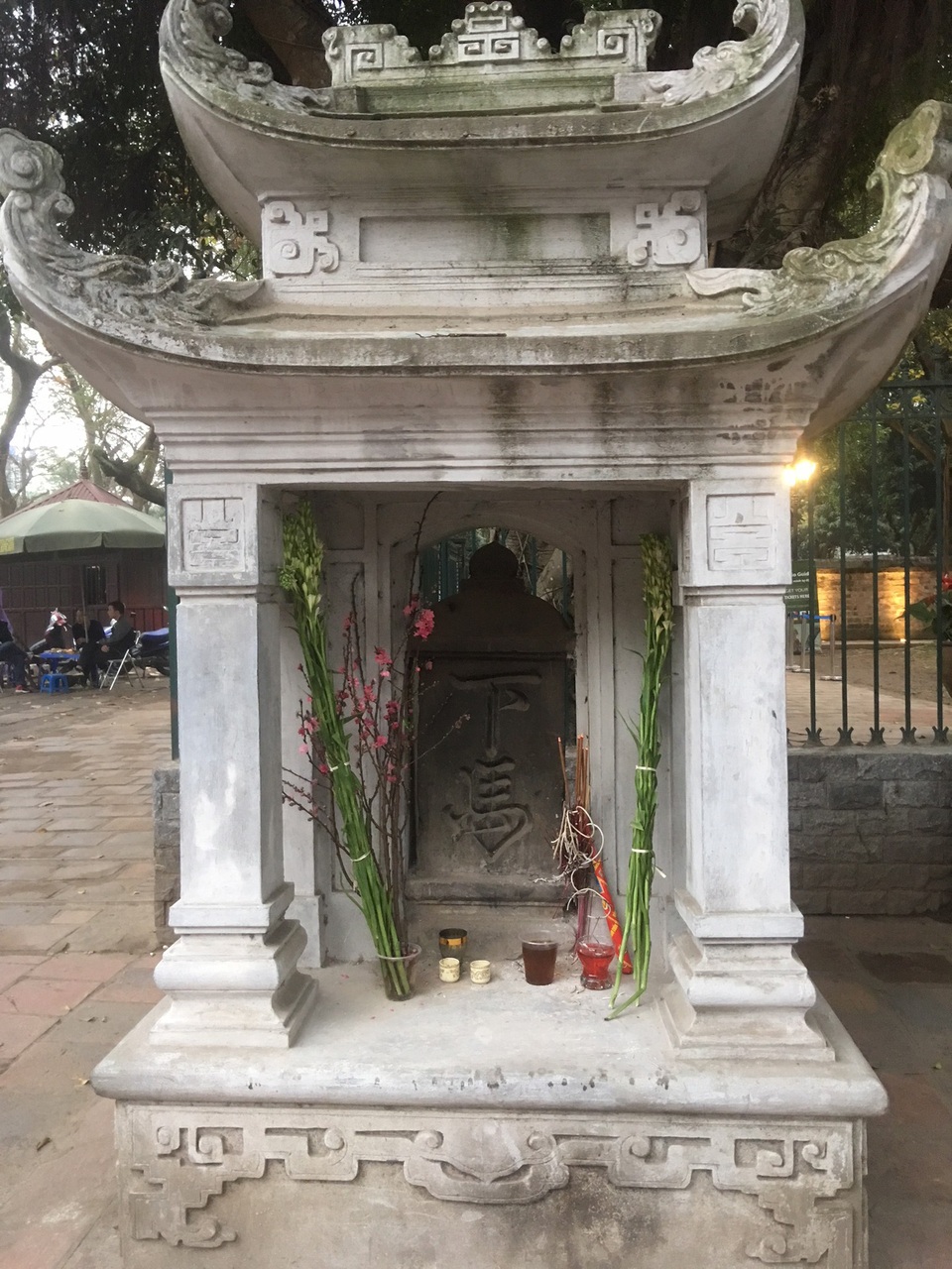 Chuyên gia lên án “bệnh” bạ đâu thắp hương cúng đó của người Việt - 1 Người dân mang hoa huệ, hoa đào, nến, chén rượu, bát hương... đến cúng ở bia Hạ mã trước di tích văn Miếu - Quốc Tử Giám (Hà Nội). Ảnh: Tùng Long.