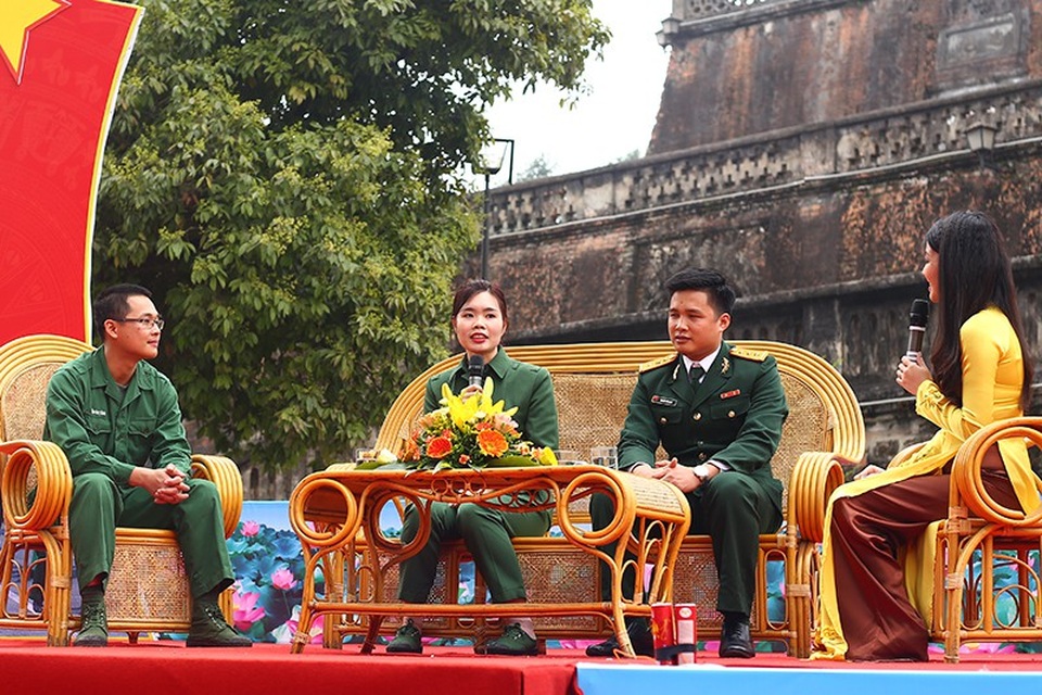 Gần 2.000 thanh niên Thủ đô tình nguyện viết đơn nhập ngũ - 2
Chiến sĩ Trần Duy Tùng - Bộ Tư lệnh Thủ đô (ngoài cùng bên trái) vừa hoàn thành nghĩa vụ quân sự, chuẩn bị ra quân đã chia sẻ với các tân binh về những hoạt động khi thực hiện nghĩa vụ quân sự