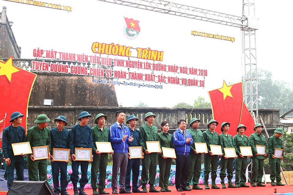 Gần 2.000 thanh niên Thủ đô tình nguyện viết đơn nhập ngũ - 4
Thành Đoàn Hà Nội đã trao tặng Giấy chứng nhận cùng nhiều phần quà giá trị tặng các chiến sĩ trẻ
