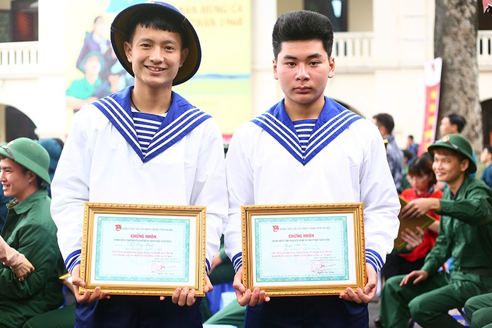 Gần 2.000 thanh niên Thủ đô tình nguyện viết đơn nhập ngũ - 3
Tân binh Vũ Công Mạnh - Thanh Oai, Hà Nội (bên trái) bày tỏ muốn tham gia rèn luyện trong môi trường quân đội để góp phần bảo vệ Tổ quốc.