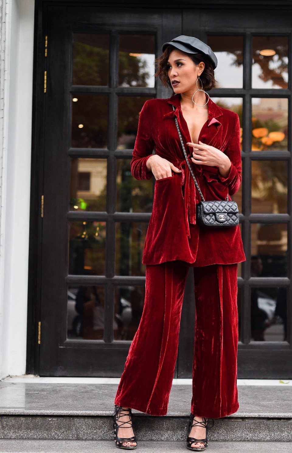 Cây vest nhung đỏ cổ điển mang hơi hướng menswear.