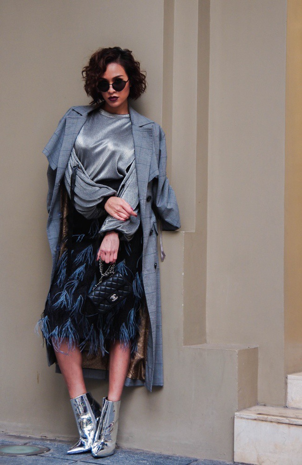 Boots ánh bạc cùng túi mini giúp hoàn thiện thêm set đồ.