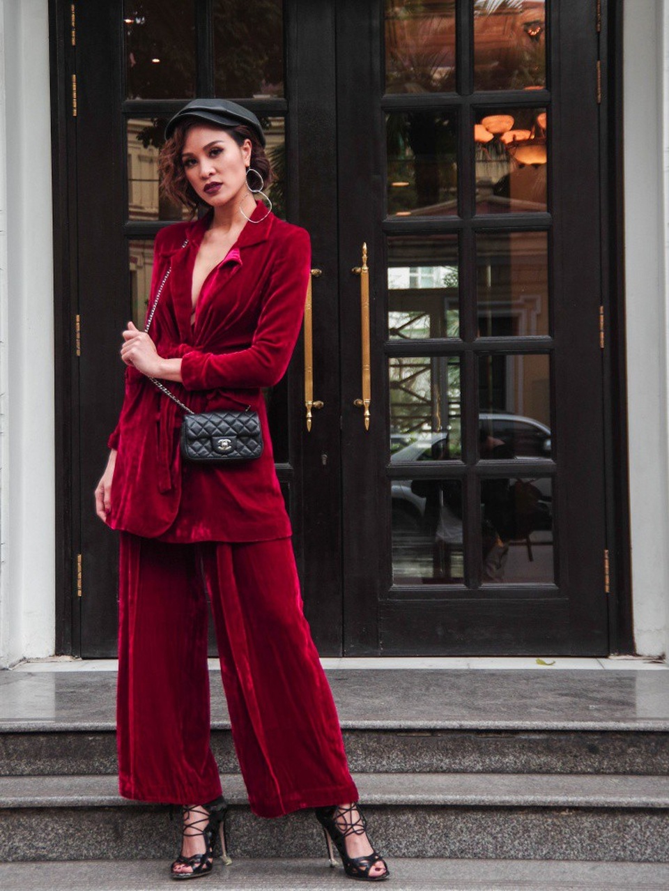 Chân dài mix cùng túi hàng hiệu sang chảnh, kính mắt nâu đỏ, mũ beret và sandal dây buộc.