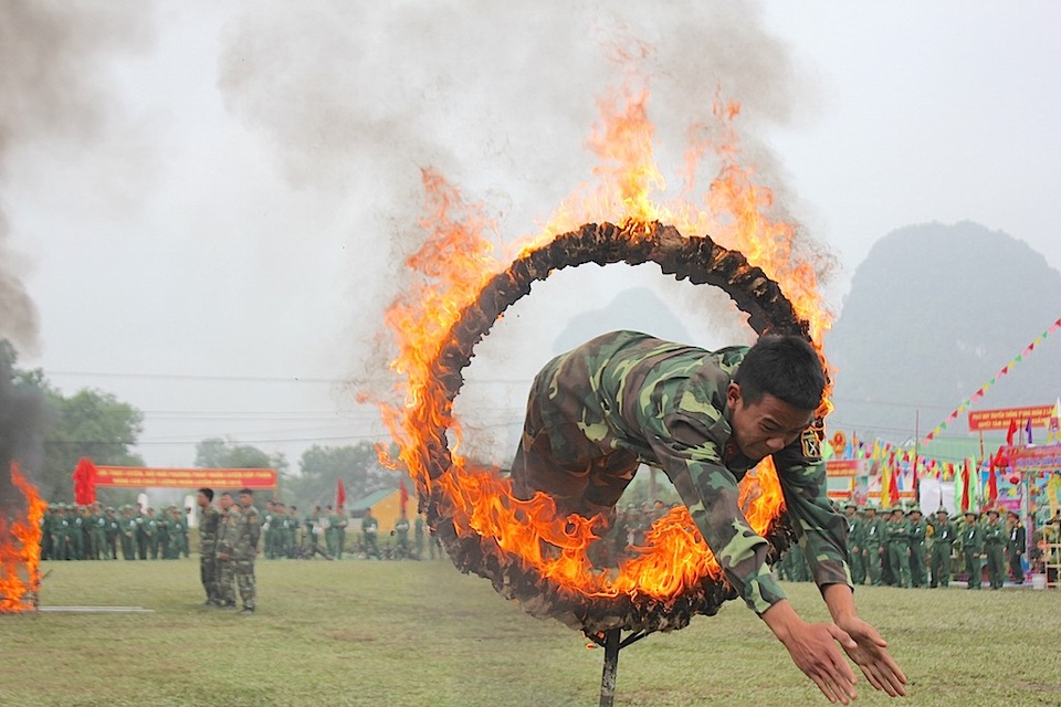 Thót tim xem các chiến sĩ trinh sát bay qua vòng lửa - 4 Thót tim xem các chiến sĩ trinh sát bay qua vòng lửa - 4
