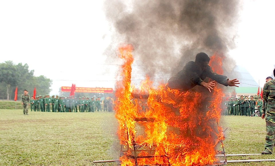 Thót tim xem các chiến sĩ trinh sát bay qua vòng lửa - 5 Thót tim xem các chiến sĩ trinh sát bay qua vòng lửa - 5