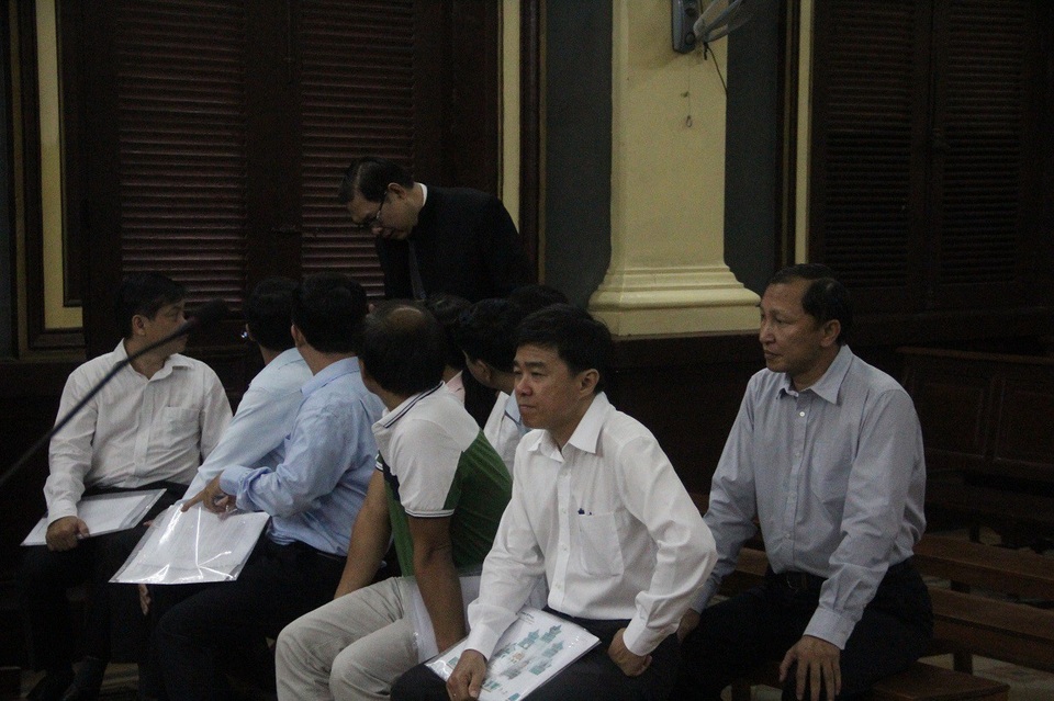 Vụ 10 cán bộ Navibank hầu tòa: Chỉ 1 người nhận tội - 2 Các bị cáo tại phiên tòa.
