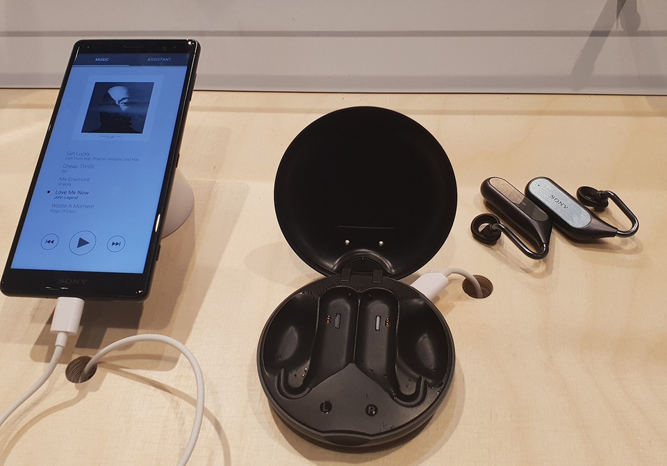 Cận cảnh Xperia Ear Duo - mẫu tai nghe có thiết kế độc đáo từ Sony - 6 Các thông báo âm thanh liên quan đến lịch, tiêu đề tin tức và các chủ đề khác cũng được gửi đến tai nghe. Trợ lý Google và Siri cũng được tích hợp, tùy thuộc vào việc người dùng có ghép nối Ear Duo với thiết bị Android hoặc iOS hay không.