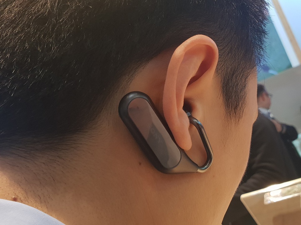 Cận cảnh Xperia Ear Duo - mẫu tai nghe có thiết kế độc đáo từ Sony - 1 Sony thiết kế mẫu tai nghe này khá hầm hố và cách đeo cũng khá độc lạ khi so với nhiều mẫu tai nghe ra mắt gần đây. Người dùng sẽ phải đeo tai nghe này từ dưới lên trên, phần chứa đựng pin và các linh kiện được nằm sau vành tai.