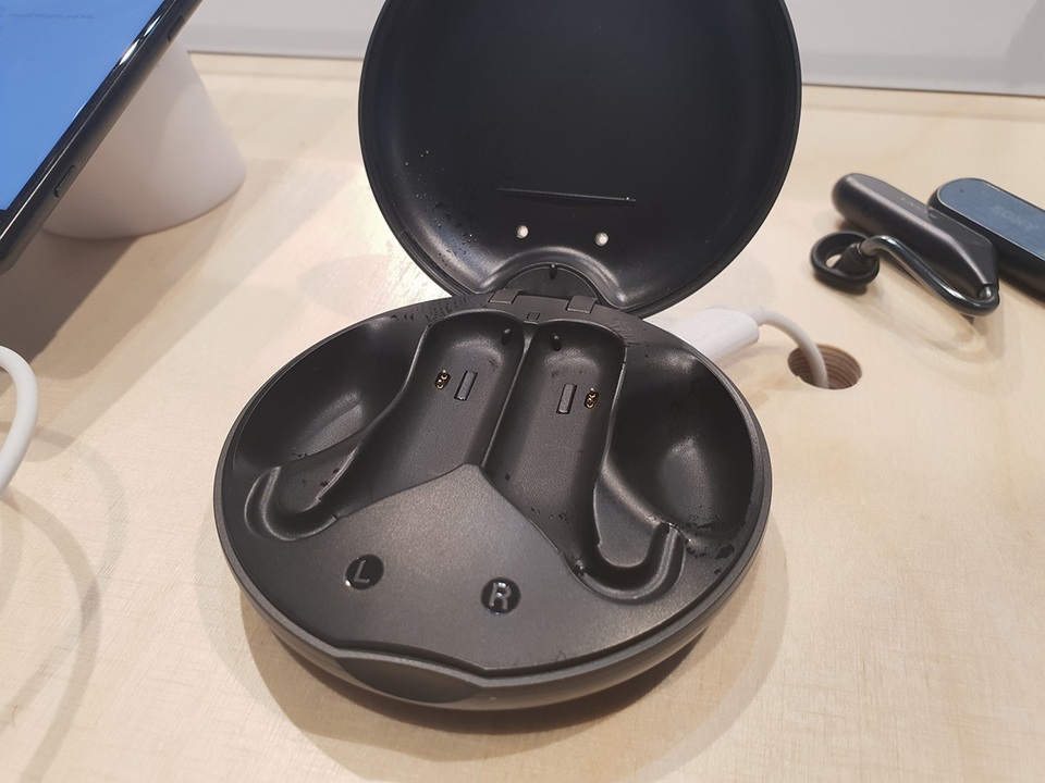 Cận cảnh Xperia Ear Duo - mẫu tai nghe có thiết kế độc đáo từ Sony - 7 Ngoài ra, Ear Duo có thể được sử dụng trong vòng 4 tiếng mỗi lần sạc và vỏ hộp đựng có thể cung cấp thêm ba lần sạc đầy. Tai nghe có màu đen hoặc vàng khi xuất xưởng vào cuối tháng 5 với giá 280 USD.