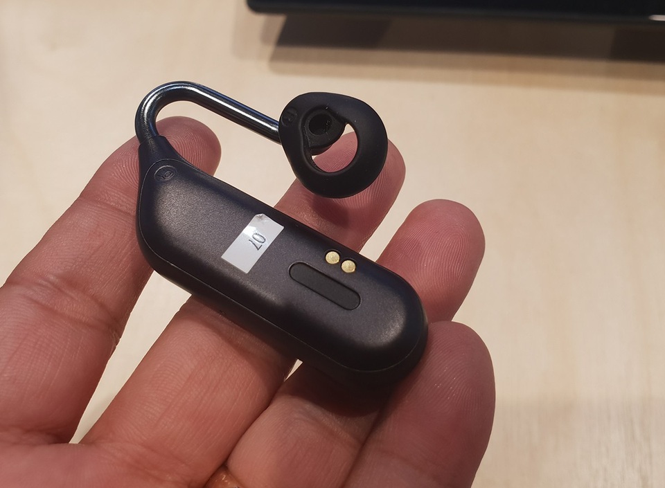 Cận cảnh Xperia Ear Duo - mẫu tai nghe có thiết kế độc đáo từ Sony - 2 Sony cho biết, mẫu tai nghe này có khả năng kháng nước đạt chuẩn IPX2 và tích hợp một micro để đàm thoại cũng như thực hiện một số lệnh với trợ lý ảo.