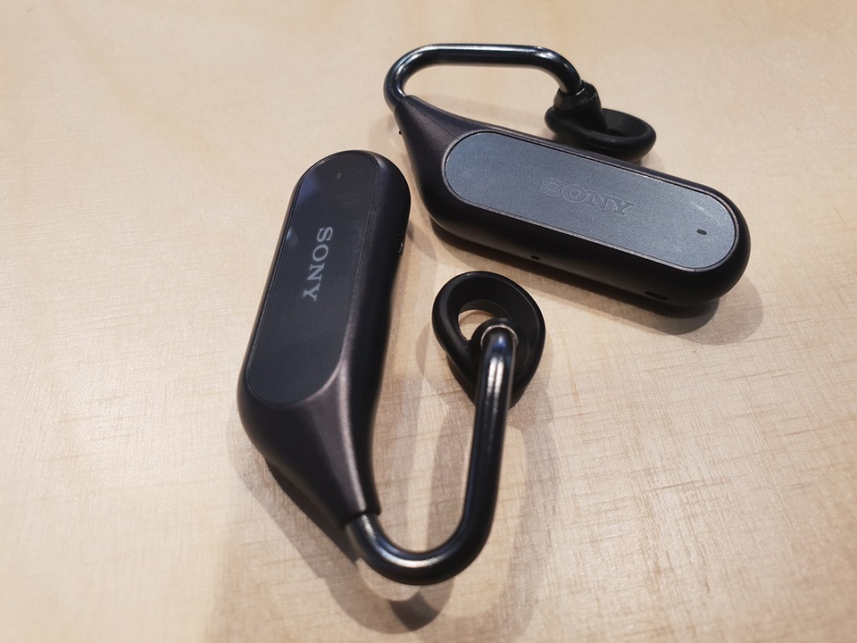 Cận cảnh Xperia Ear Duo - mẫu tai nghe có thiết kế độc đáo từ Sony - 4 Đối với tính năng, Ear Duo năm nay trang bị trải nghiệm nghe kép, người dùng vừa có thể nghe nhạc nhưng vẫn có thể nghe được các âm thanh xung quanh mà không ảnh hưởng đến chất lượng phát của tai nghe.