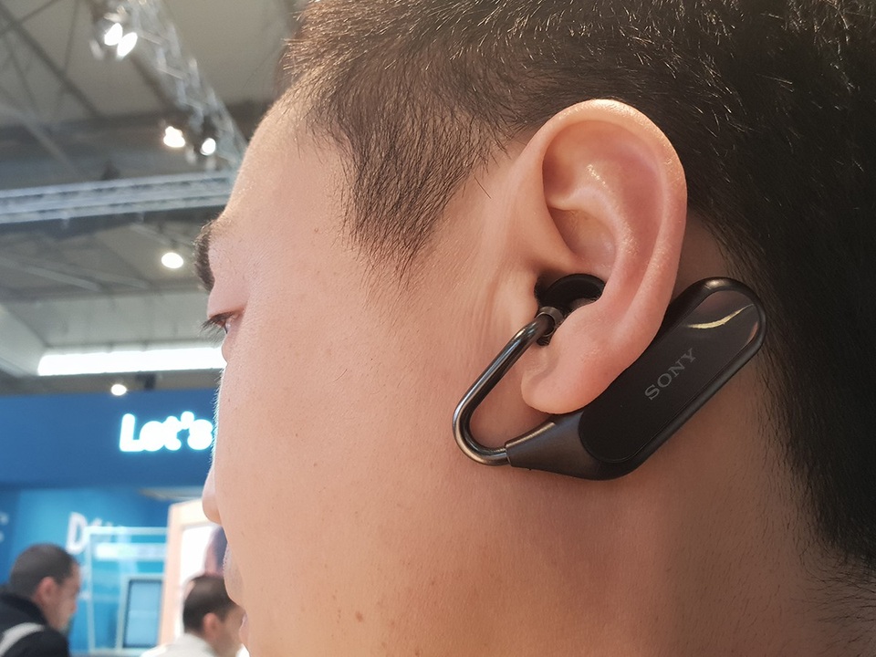 Cận cảnh Xperia Ear Duo - mẫu tai nghe có thiết kế độc đáo từ Sony - 5 Trải nghiệm nhanh cho thấy, mẫu tai nghe này thực sự gây ấn tượng vì nó khiến người dùng cảm tưởng như âm nhạc đang được mở tại một trung tâm mua sắm. Do đó, người dùng vẫn có thể tiếp tục trò chuyện với đồng nghiệp hoặc bạn bè mà không quá phân tâm vì âm nhac.