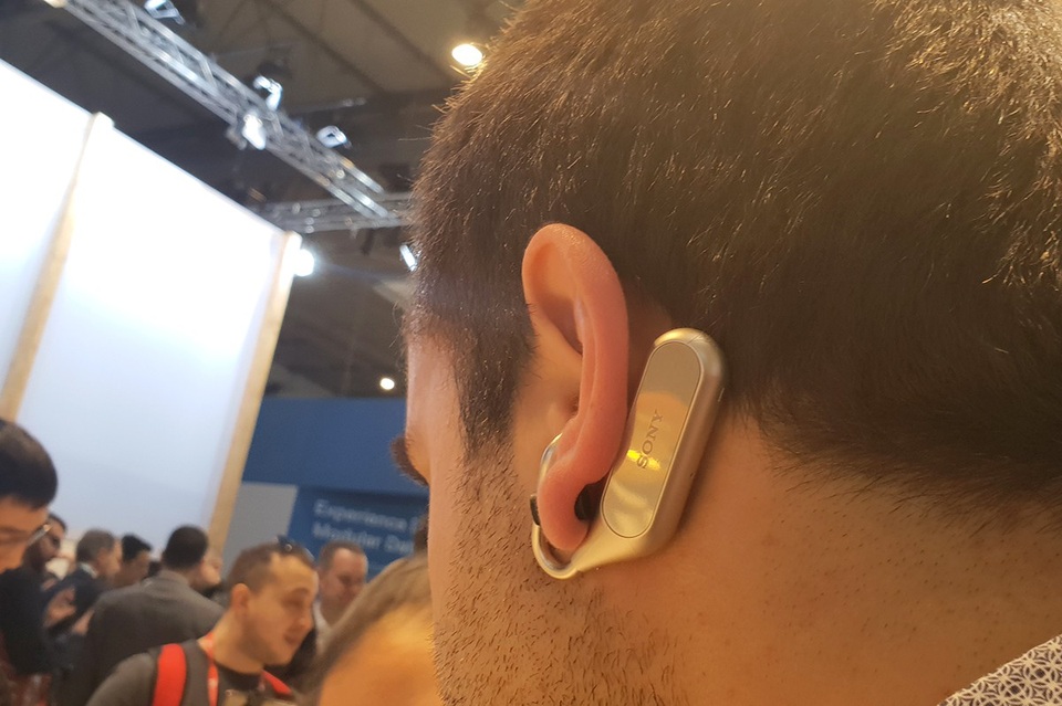 Cận cảnh Xperia Ear Duo - mẫu tai nghe có thiết kế độc đáo từ Sony - 3 Điểm nhấn trong thiết kế tai nghe là khả năng nhận biết cử chỉ đầu của người dùng. Nếu người dùng muốn qua một bài hát, chỉ cần lắc đầu về bên phải, trở lại bài hát thì lắc đầu theo chiều ngược lại. Nếu muốn trả lời một cuộc gọi thì dùng thao tác gật đầu...