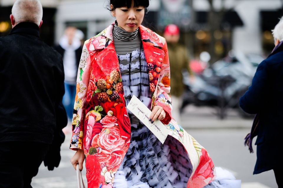 Những quý cô sành điệu của tuần lễ thời trang Paris - 36
Áo khoác hoa màu sắc đi với váy ren cầu kỳ