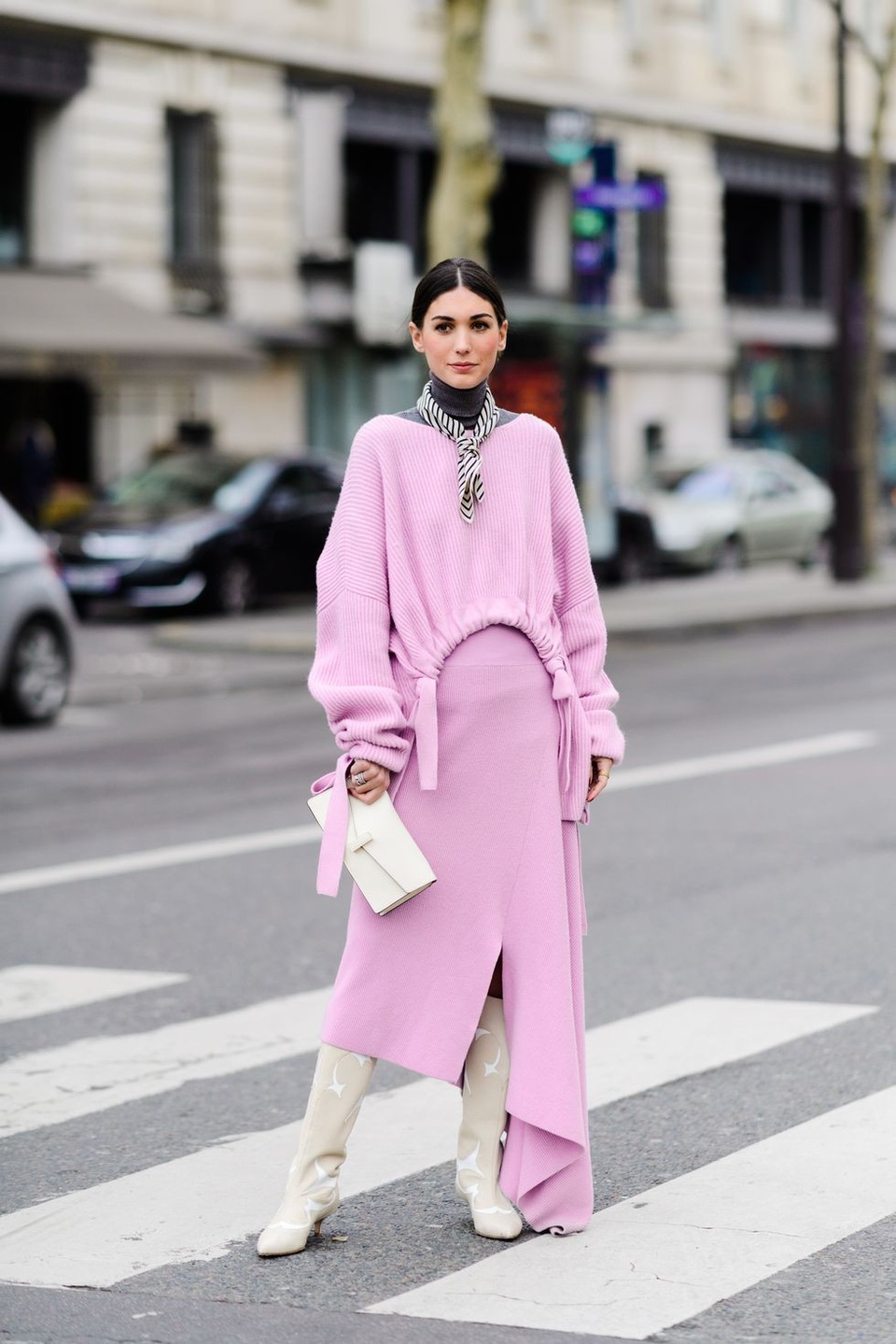 Những quý cô sành điệu của tuần lễ thời trang Paris - 37
Bộ đồ đích thực dành cho siêu mẫu