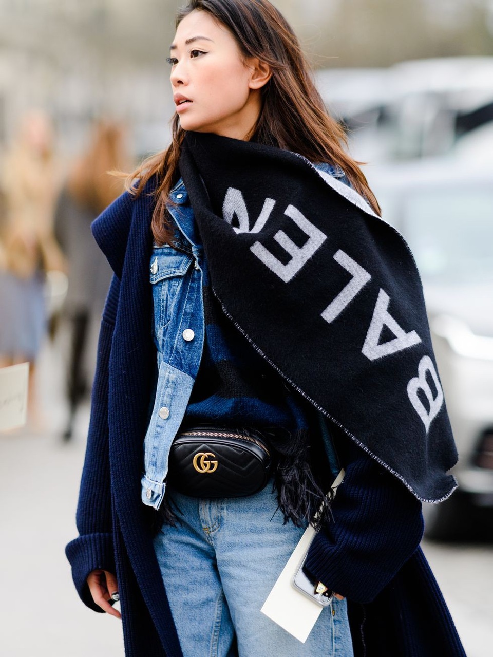 Những quý cô sành điệu của tuần lễ thời trang Paris - 1
Khăn khổ rộng, cây đồ Jeans và túi xách quàng ngang eo, đây đích thực là một fashionista sành điệu