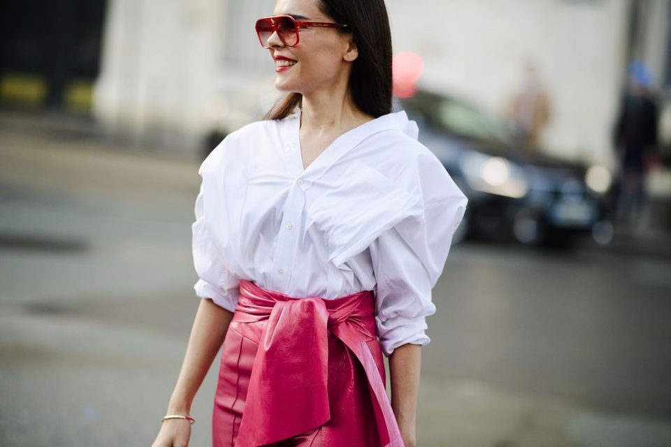 Những quý cô sành điệu của tuần lễ thời trang Paris - 4
Sơ mi trắng chưa bao giờ hết cuốn hút