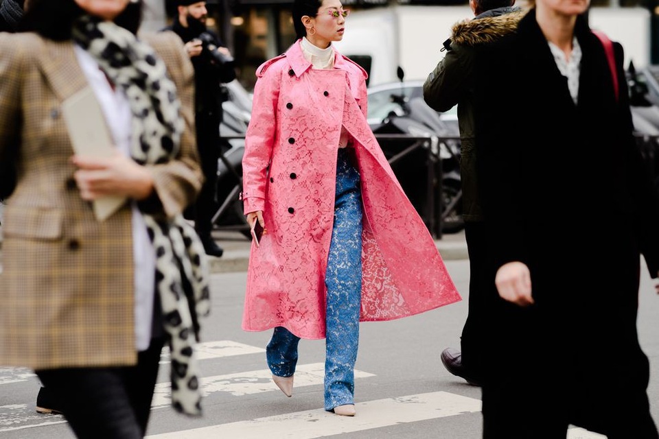 Những quý cô sành điệu của tuần lễ thời trang Paris - 34
Áo và quần ren cùng họa tiết nhưng khác màu