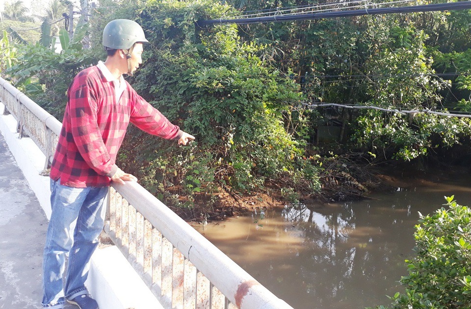 Dân tập trung phản đối cây cầu “chặn đứng tàu thuyền” - 4
Người dân cho rằng: kênh Ba Bọng vừa nhỏ vừa cạn nên có nạo vét sông cũng không đáp ứng nhu cầu tàu ghe có tải trọng vừa và lớn lưu thông.