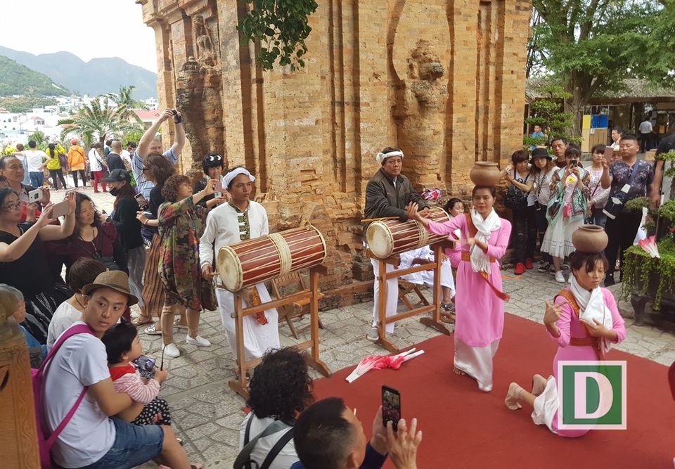 Nét đẹp Chăm trong không gian tháp cổ nghìn tuổi - 10 Vũ điệu Chăm bên chân tháp cổ nghìn tuổi làm say lòng lữ khách, ngày 10/3