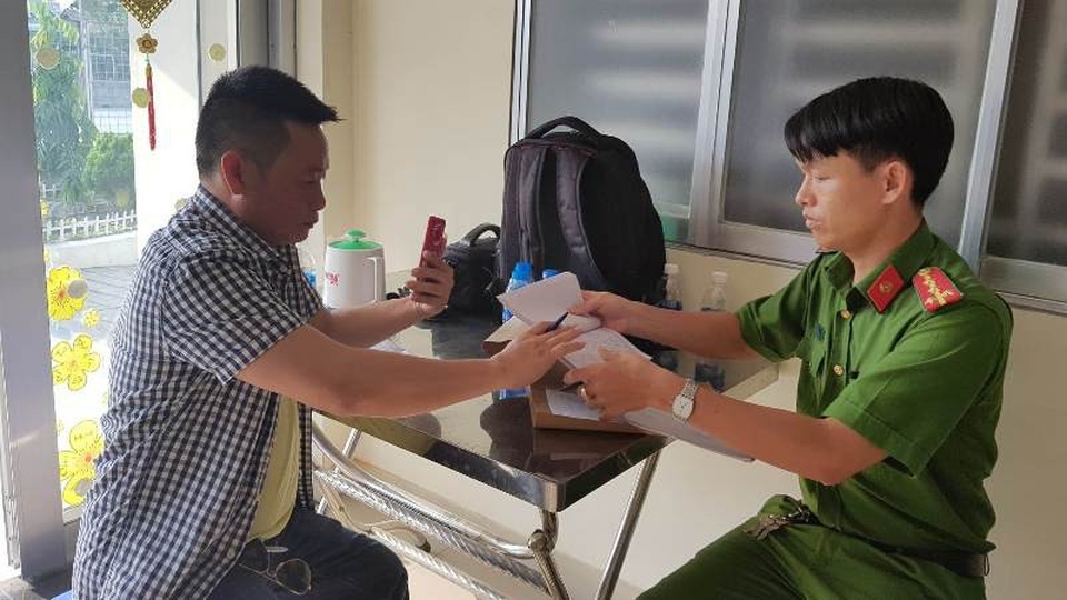 Tài xế đầu tiên bị phạt vì dừng xe quá 5 phút tại trạm thu phí BOT - 2
Lực lượng công an lập biên bản với ông Hùng do không chấp hành hiệu lệnh của biển báo hiệu.