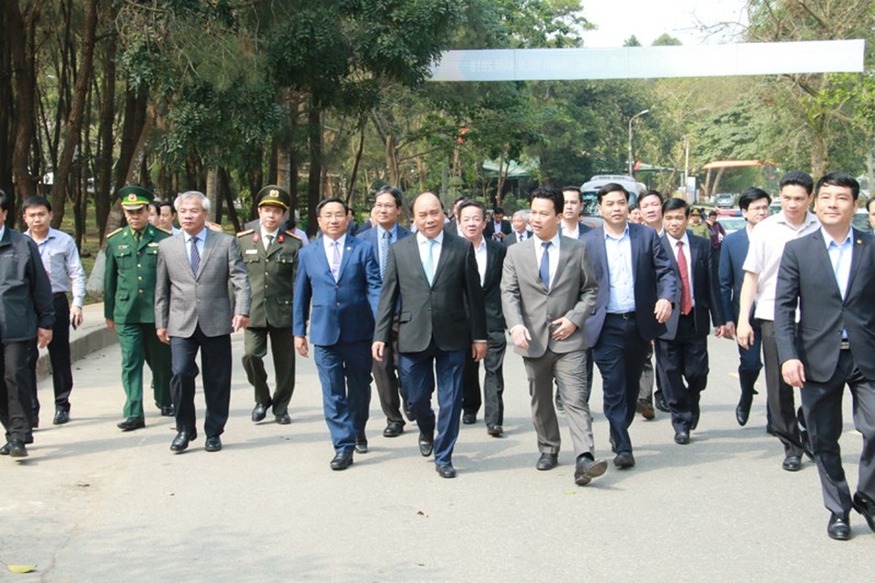 Thủ tướng Nguyễn Xuân Phúc dâng hương tại Khu di tích Ngã ba Đồng Lộc - 1
Thủ tướng Chính phủ Nguyễn Xuân Phúc cùng các thành viên trong đoàn đến Ngã ba Đồng Lộc huyền thoại.
